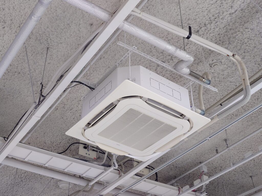 業務用エアコンの多くは冷媒R32を採用している！